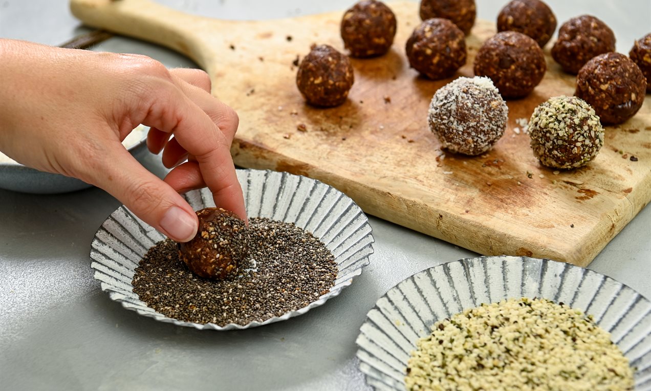 Picture - Healthy vegan coconut balls with chocolate - Step 2: Toppings