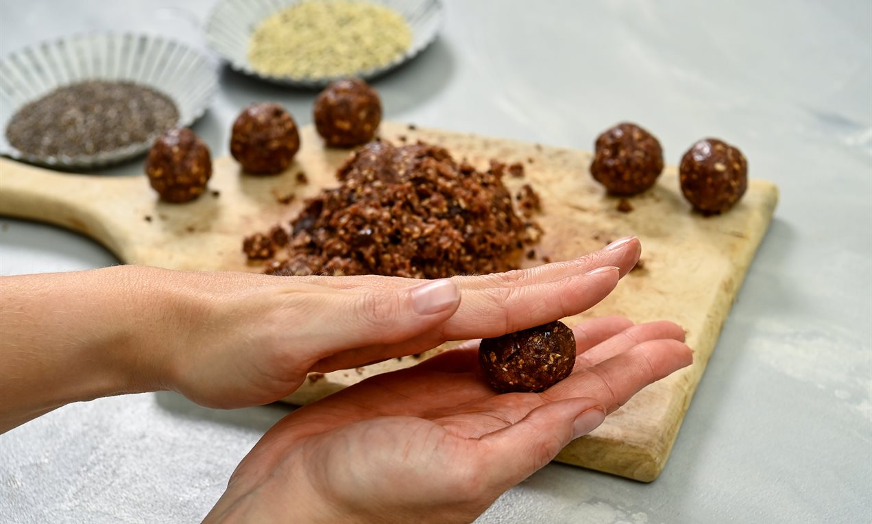 Picture - Healthy vegan coconut balls with chocolate - Step 1: Forming
