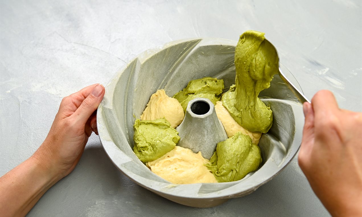 Picture - Plant-based matcha bundt cake - Step 1: Fill the tin