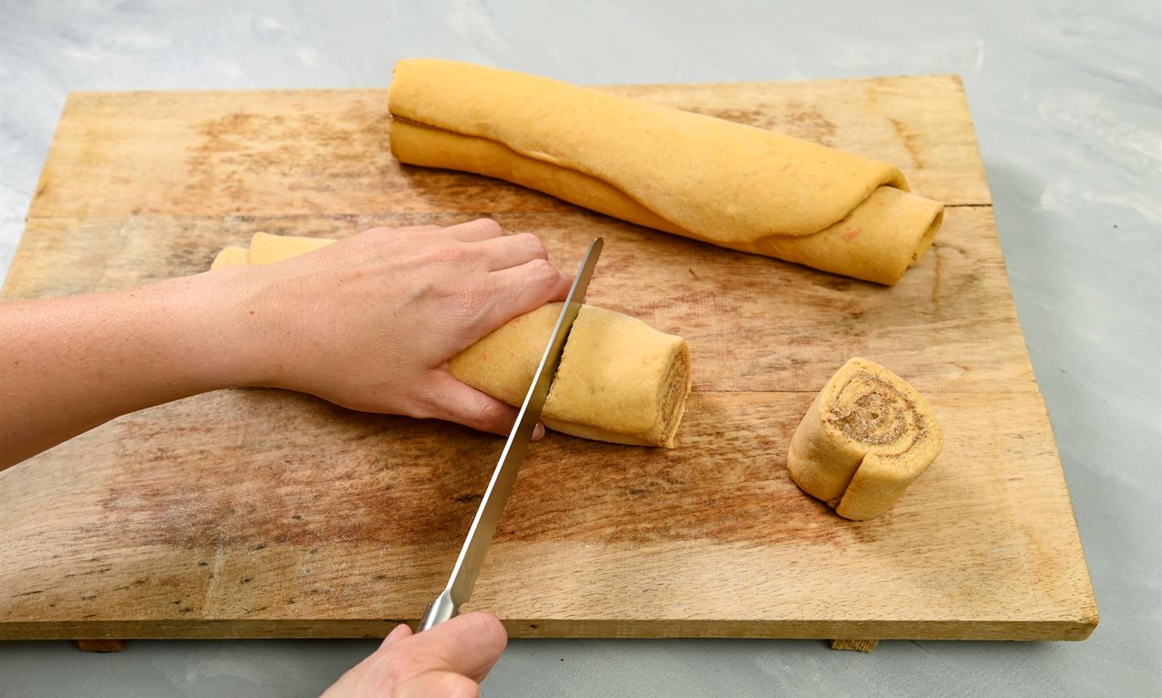 Picture - Vegan sweet potato pekan cinnamon rolls - Step 2: Cut into slices
