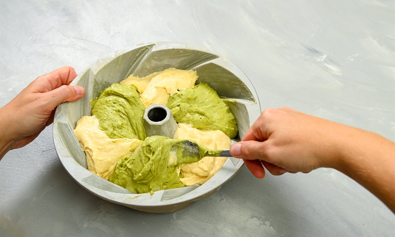 Picture - Plant-based matcha bundt cake - Step 2: Swirl the dough
