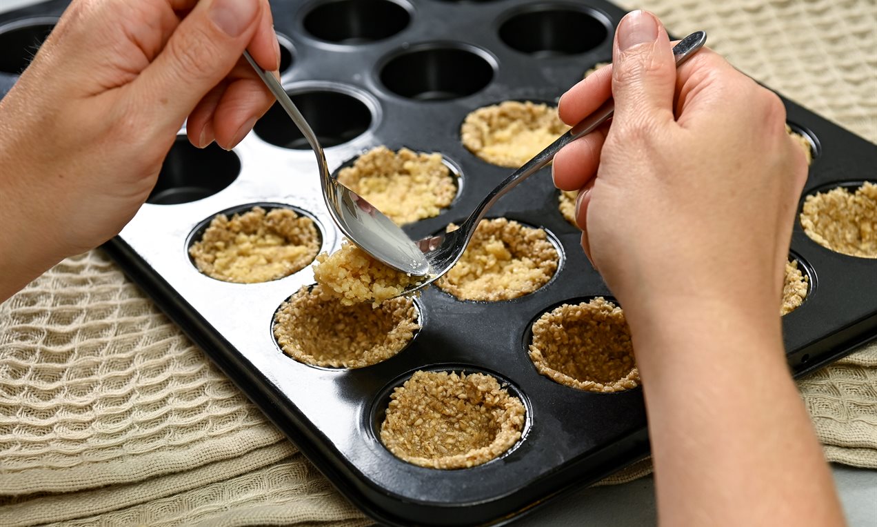Picture - Gluten free baklava cups - Step 2: Spread the first filling